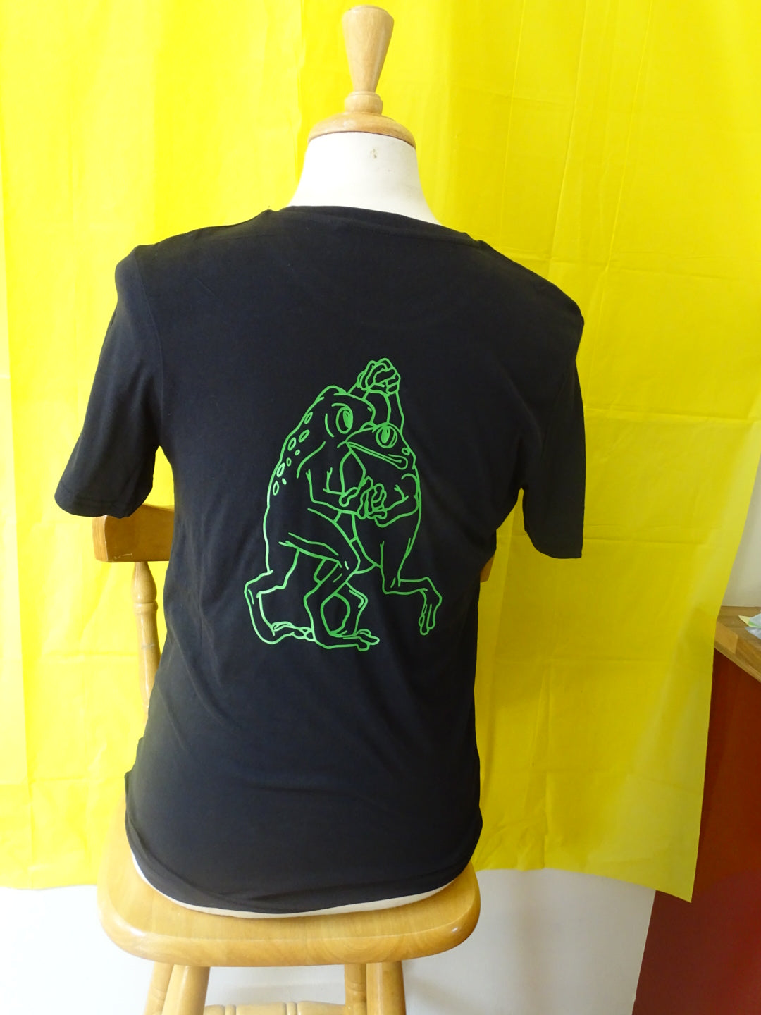 Dancing frogs tee