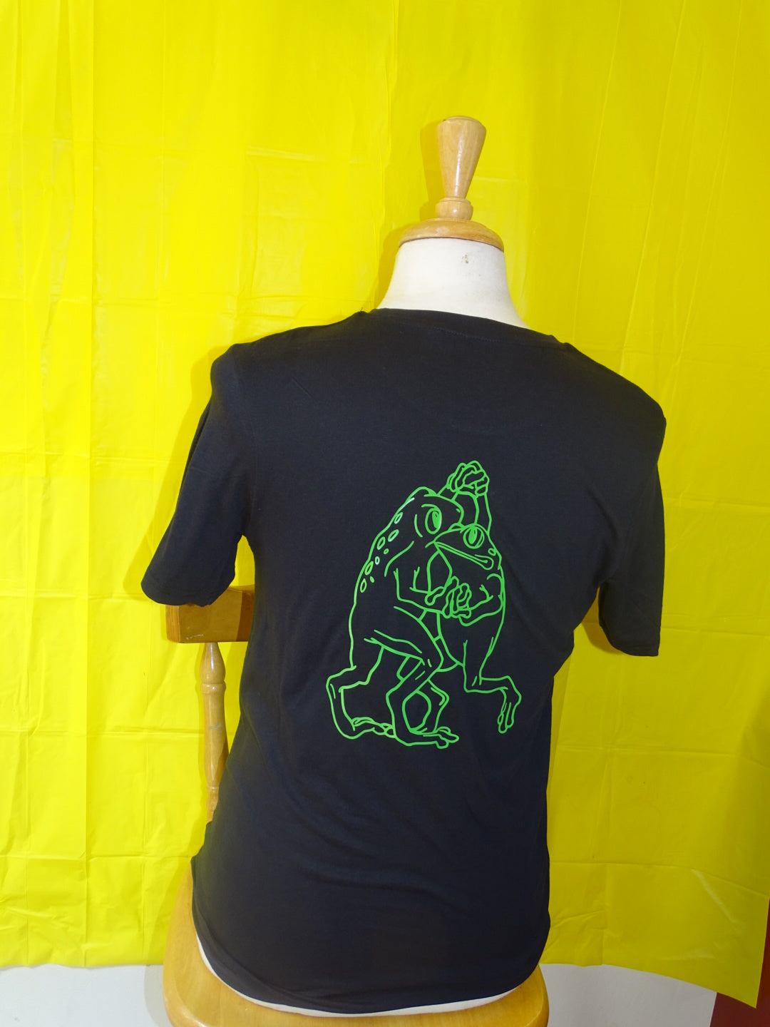 Dancing frogs tee