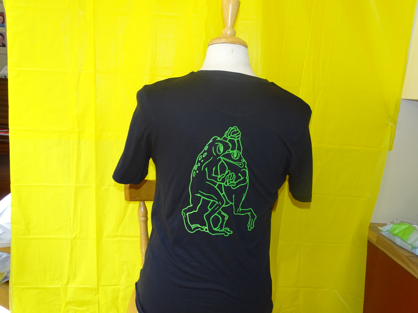 Dancing frogs tee